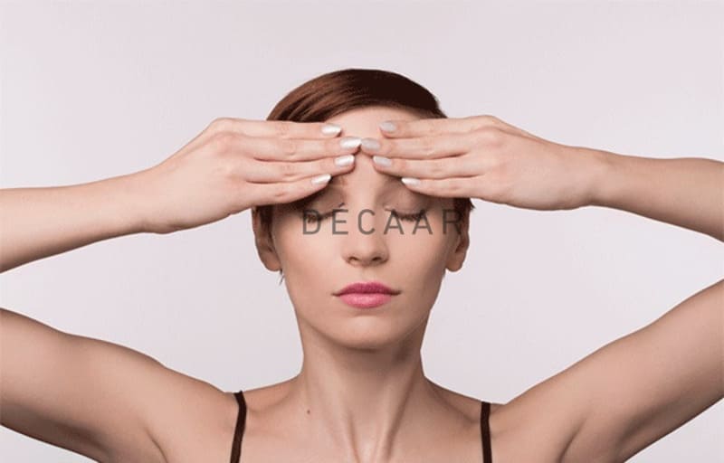 Massage xóa nếp nhăn trên trán